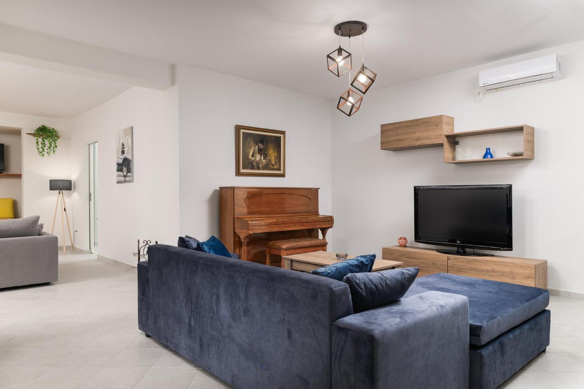Domelia'S Luxury Apartments Near Airport & Beach Artemida  Exterior photo